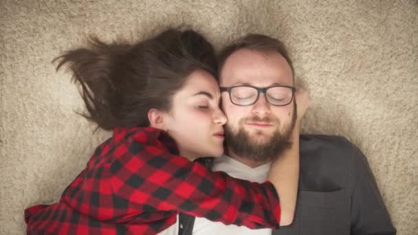 若いカップルが床に横になり キスをし 抱き合って — ストック動画