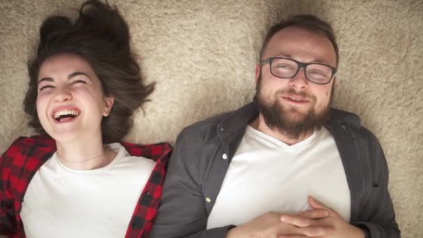 Genç Mutlu Bir Çiftin Yere Uzanmış Konuşmalarının Gülümsemelerinin Birlikte Anın — Stok video