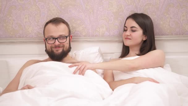 Close View Loving Couple Bed Girl Lifts Blanket Looks Delight — Vídeo de Stock