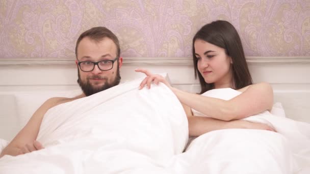 Lovers Having Problems Bed Girl Lifts Blanket Unpleasantly Surprised What — Vídeo de Stock