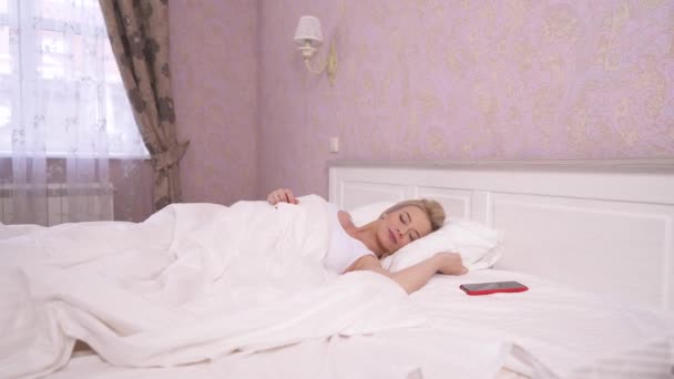 Pretty Blonde Sleeping Big Bed White Linen Stretching Waking Taking — Stok video