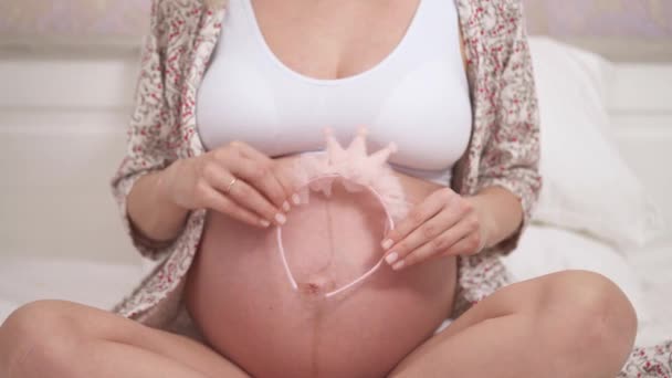 Беременная Женщина Держит Перед Собой Розовую Повязку Скручивает Надевает Живот — стоковое видео