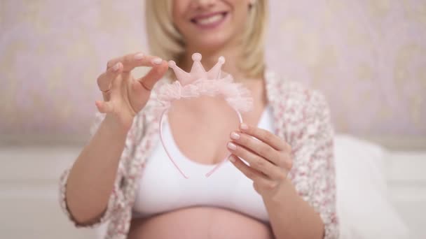 Красивая Беременная Блондинка Халате Белой Майке Розовой Повязкой Голове Смотрящая — стоковое видео