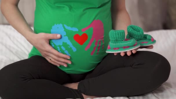 Живот Беременной Женщины Зеленой Футболке Черных Колготках Сидел Скрестив Ноги — стоковое видео