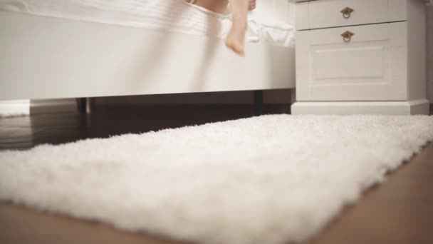 Close Woman Legs Getting Bed Carpet Away — Vídeo de Stock