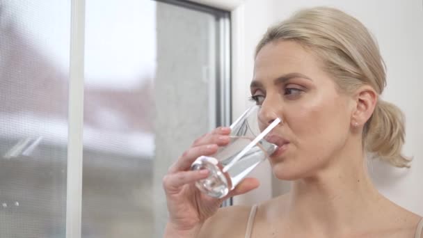 Ritratto Una Giovane Bionda Che Tiene Bicchiere Beve Acqua Guarda — Video Stock