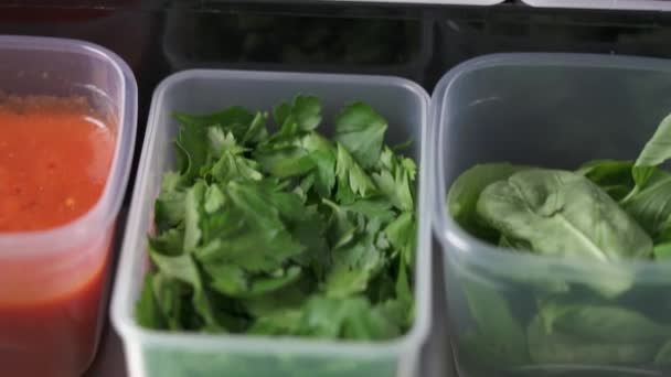 Ein Blick Auf Plastikbehälter Mit Petersilie Spinat Soße Tomaten Butter — Stockvideo