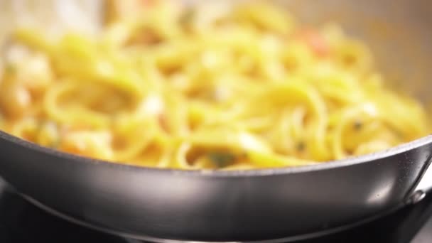 Close Cooked Noodles Sauce Frying Pan Camera Moves Bottom — Vídeos de Stock
