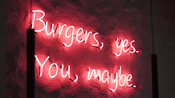 Panneau Avec Des Majuscules Lumineuses Sur Mur Burgers Oui Vous — Video