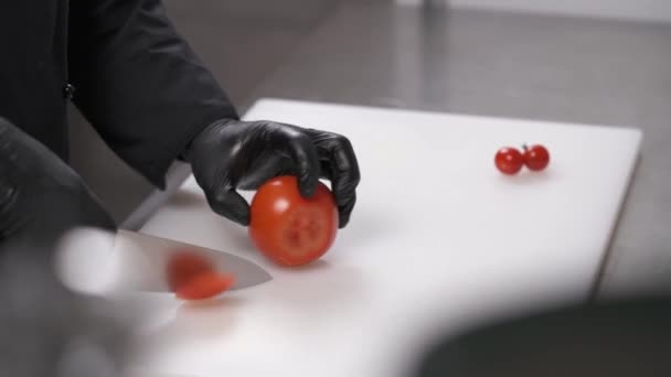 Uma Tábua Branca Com Tomates Cereja Tomate Uma Faca Lado — Vídeo de Stock