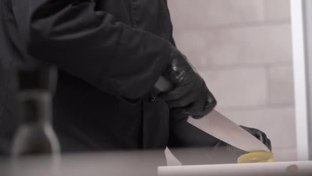 Manos Guantes Negros Cortando Pepinillos Mesa Cocina Profesional Guardando Cuchillo — Vídeos de Stock