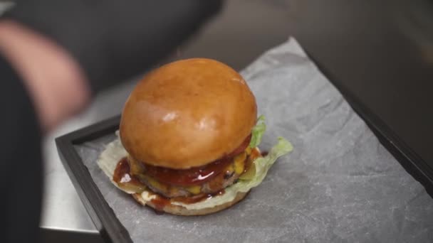 Előkészített Hamburger Tálcán Egy Kéz Fekete Kesztyűben Középre Tesz Egy — Stock videók