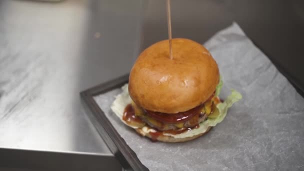 버거와 감자튀김은 그릇에서 나오는 버거의 오른쪽에 놓여졌습니다 — 비디오