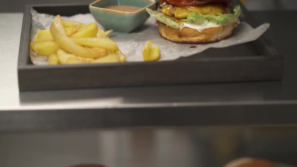 Camera Moves Bottom Stops Shelf Tray Burger Fixed Stick French — Stockvideo