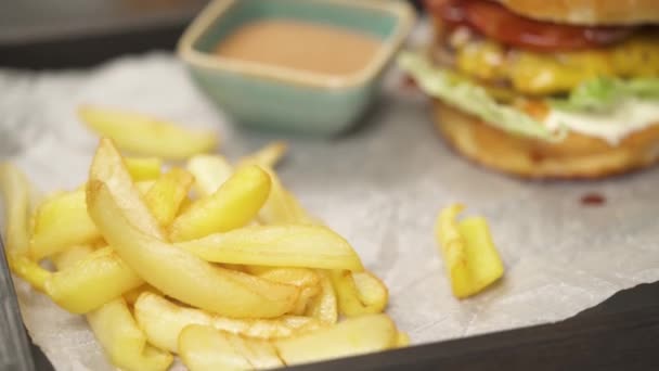 Grămadă Cartofi Prăjiţi Tavă Camera Deplasează Spre Dreapta Oprește Burger — Videoclip de stoc