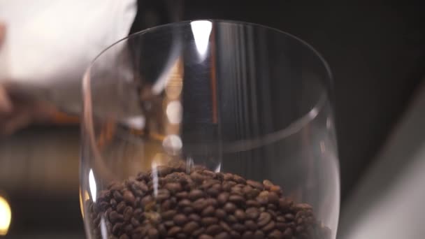 Recipiente Transparente Com Grãos Café Mais Grãos Estão Caindo Nele — Vídeo de Stock