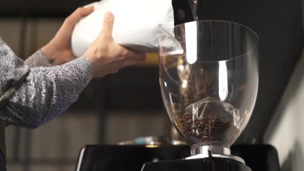 Närbild Tom Behållare Toppen Kaffemaskinen Och Mannens Händer Håller Ett — Stockvideo