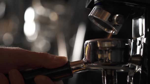 Zbliżenie Ekspresu Kawy Wylewającego Mieloną Kawę Dłoń Trzymająca Portafilter Ekspresy — Wideo stockowe