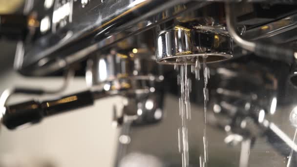 Close Coffee Machine Drops Hot Water Fall Hand Fixes Portafilter — 图库视频影像