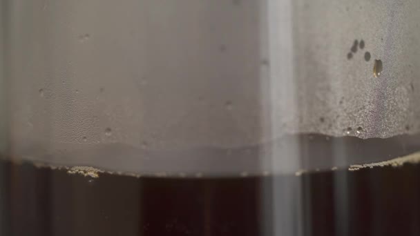 コーヒーが注がれたガラスのクローズアップと蒸気の壁 バーでコーヒーを淹れる — ストック動画