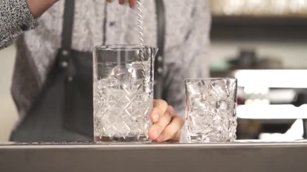 Glass Jug Glass Ice Cubes Standing Bar Counter Man Hand — Stockvideo