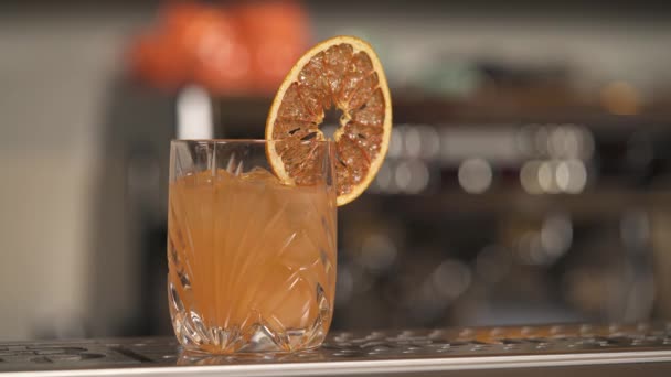 Close Filled Glass Grapefruit Slice Rim Standing Bar Counter Man — Stock video