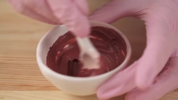 Widok Bliska Dziewczynę Mieszającą Pastę Peelingu Twarzy Ceramicznej Misce — Wideo stockowe