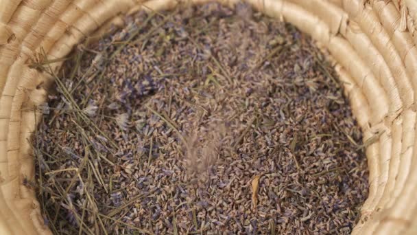Eine Nahaufnahme Eines Weidenkorbs Mit Getrockneten Lavendelblüten Auf Dem Verschwommenen — Stockvideo