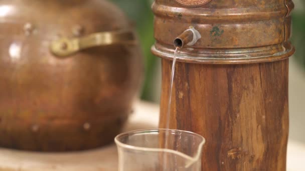 Close View Water Flowing Out Metal Jar Wooden Support Top — Stock videók