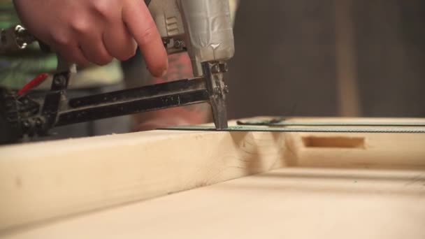 Widok Boczny Rąk Człowieka Trzymających Instrument Przymocowujących Pajęczynę Drewnianej Ramy — Wideo stockowe