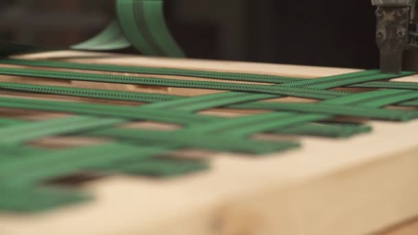 木の枠に半弾性バンドを織る側面図 — ストック動画