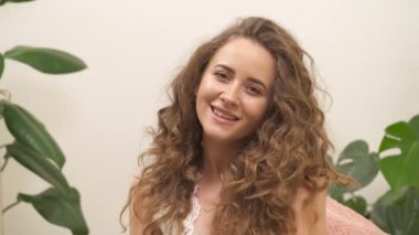Harika gülümseyen bir kadın, güzel bir görünüşü ve doğal bir makyajı var.