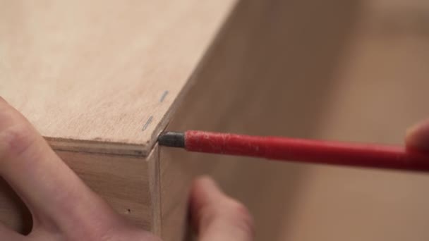 家具の定番リムーバー付き合板板から取り出す2つの方法のクローズアップビデオ — ストック動画