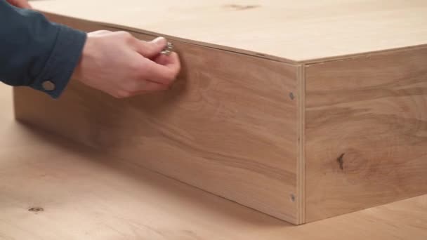 Close Man Hand Holding Tape Measure Measuring Size Wooden Box — Vídeo de stock