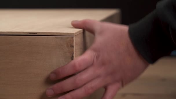 空気圧式の主食銃を持った男の手の一番下のショットと木製の箱に合板板を積層 — ストック動画