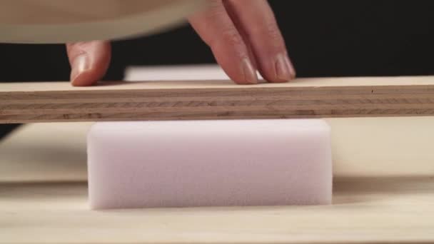 Передній Вигляд Ножа Відрізає Шматок Меблів Пінополістиролу — стокове відео