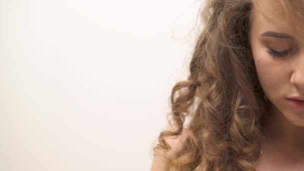 Portrait Demi Visage Jeune Fille Attrayante Doucement Souriante Aux Cheveux — Video