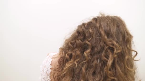 Close Attractive Woman Gorgeous Long Curly Hair Standing Turned Back — Stock Video