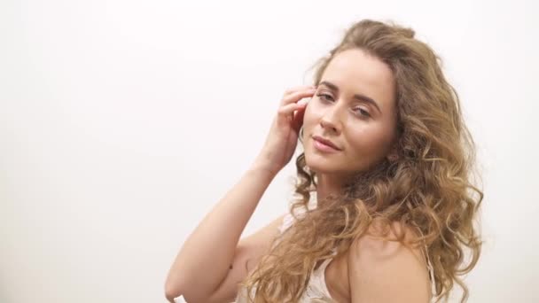 Νεαρή Γυναίκα Αγγίζει Μαλλιά Της Εφαρμόζοντας Φυσικό Σπρέι Όμορφα Μεταξένια — Αρχείο Βίντεο