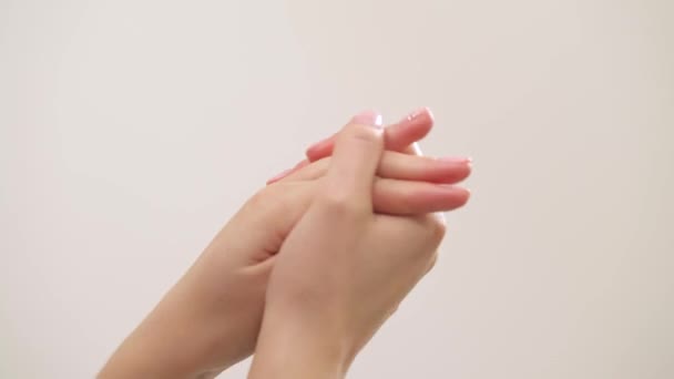 穏やかなマッサージの動きで彼女の手の皮膚に天然クリームをこすり女性の手のクローズアップ — ストック動画