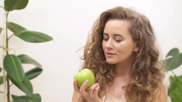 Beautiful Young Woman Gorgeous Blond Wavy Hair Holding Green Apple — kuvapankkivideo