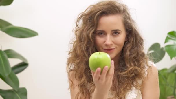 Gorgeous Young Woman Long Wavy Hair Holding Green Apple Offering — Vídeo de stock