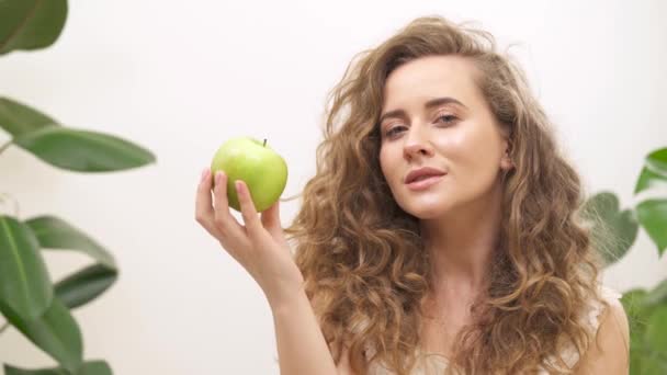 Passionate Young Woman Wavy Hair Holding Green Apple Looking — Vídeo de stock