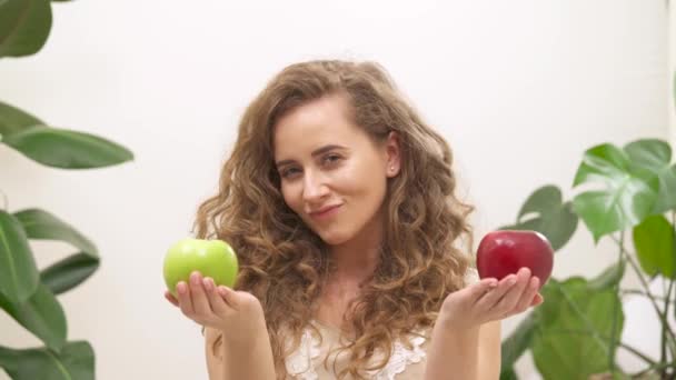 Vista Una Hermosa Mujer Tentadora Sosteniendo Manzanas Verdes Rojas Sus — Vídeo de stock