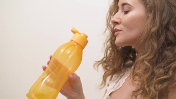 Primer Plano Una Hermosa Mujer Sosteniendo Una Botella Naranja Haciendo — Vídeos de Stock