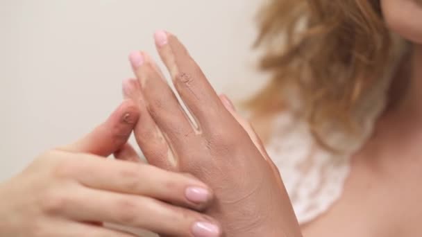 Ένα Κοντινό Πλάνο Των Χεριών Μιας Γυναίκας Που Τρίβει Δέρμα — Αρχείο Βίντεο
