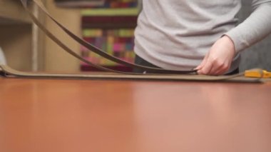 Elbise tasarımcısının kumaş şeritlerini karelerken çekilmiş bir gösteri videosu.
