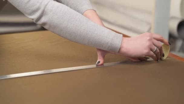 Tailor Makes Pattern Chalk Material Using Ruler Studio Large Skein — Stockvideo