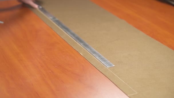 Tailor Workshop Makes Pattern Chalk Brown Piece Material Using Ruler — Stockvideo
