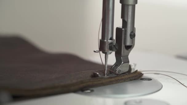 Крупним Планом Професійний Пошив Шкіряних Деталей Швейній Машинці Текстильна Фабрика — стокове відео